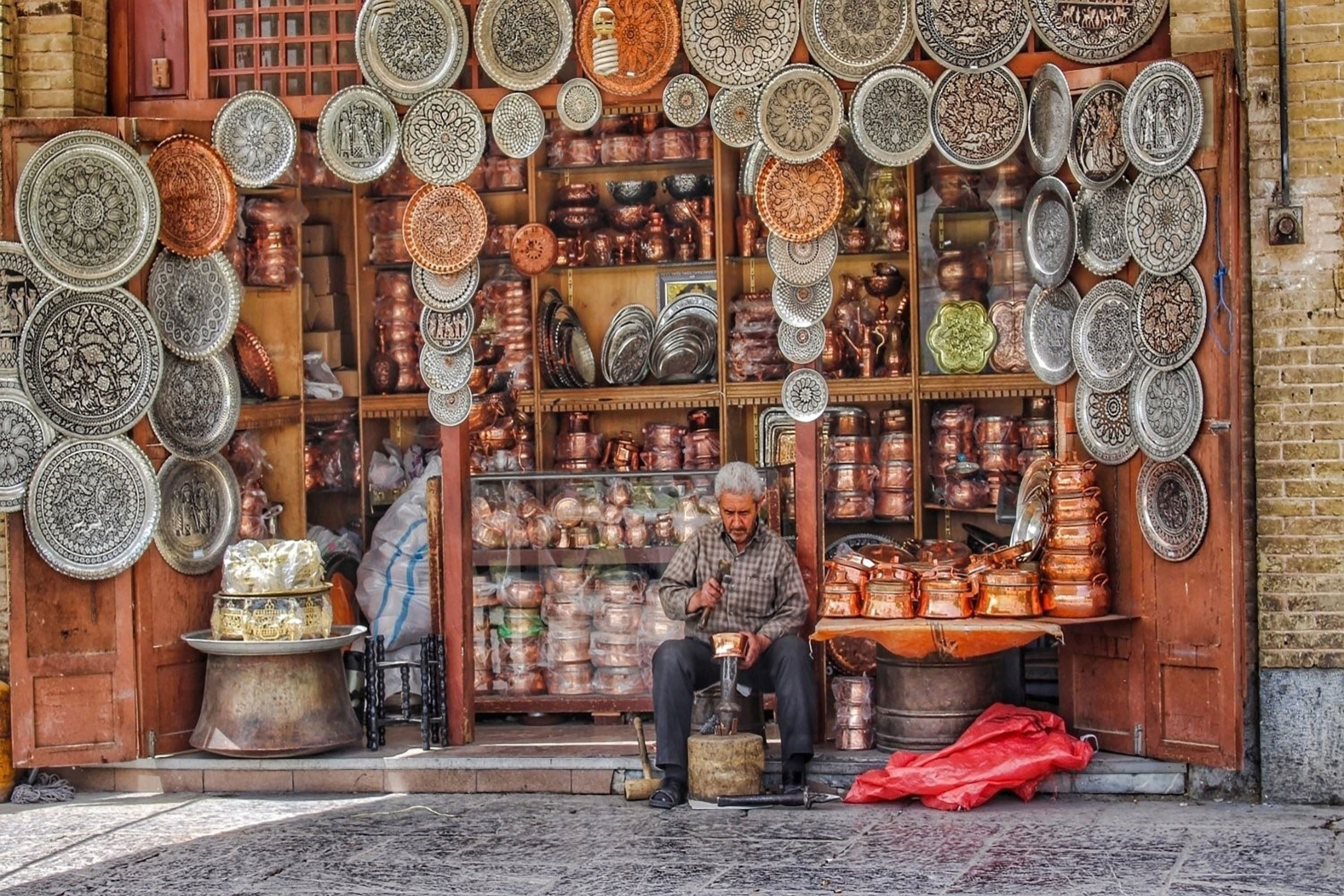 Craftsman in NaqsheJahan - The history of bazaars in Iran